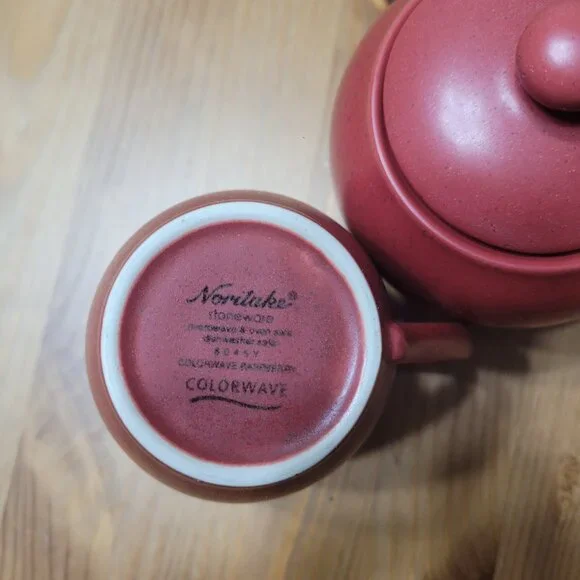 Noritake Colorwave Raspberry Sugar Bowl and Creamer Set - Picture 2 of 4